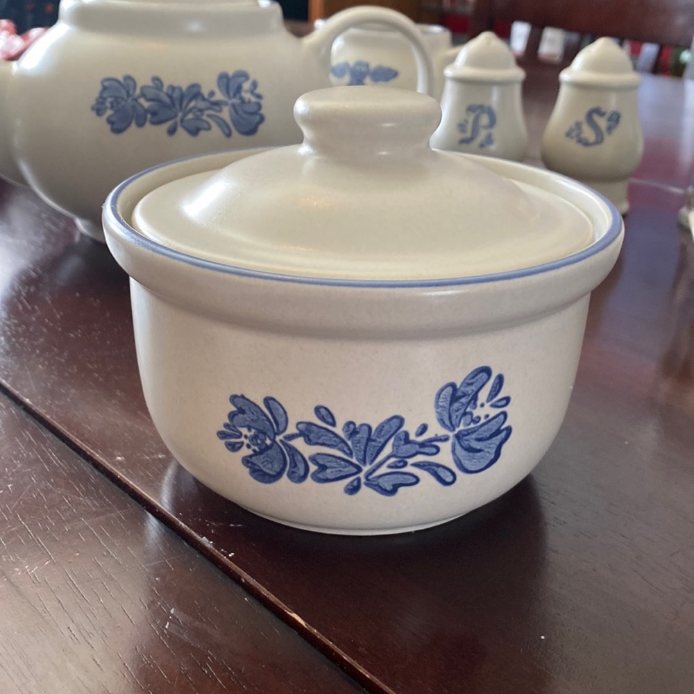 Vintage Pfaltzgraff Yorktowne Covered Butter Tub